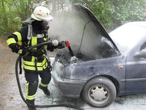 Bild: Ablöschen unter Atemschutz mit dem Schnellangriffsschlauch