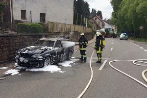 Bild: Die Feuerwehr musste einen BMW in der Illinger Stra&amp;szlig;e l&amp;ouml;schen