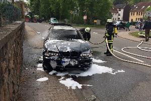 Bild: Das Fahrzeug brannte v&amp;ouml;llig aus