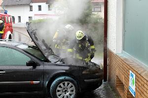 Bild: Ein Trupp unter Atemschutz bei der Kontrolle der Brandstelle