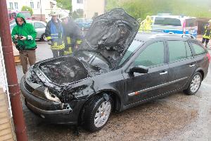 Bild: Der Motorraum des Renault brannte v&amp;ouml;llig aus