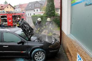 Bild: Ein Trupp unter Atemschutz bei Nachlöscharbeiten