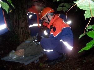 Bild: Eine &amp;amp;quot;verletzte Person&amp;amp;quot; wird versorgt.