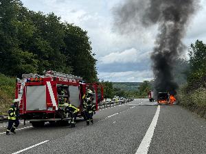 Bild: Kleinbus gerät auf der Autobahn in Brand