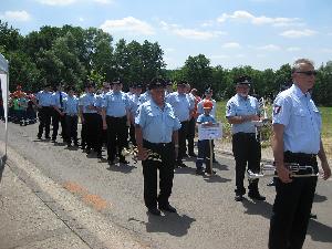 Bild: Die Abordnung der Feuerwehr Eppelborn bei der Aufstellung zum Festumzug