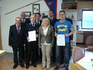 Bild: von links: Stellv. Ortsvorsteher G. Bastuck, Wehrführer Klaus Theis, Helmut Schäfer, Löschbezirksführer Thomas Bastuck, Bürgermeisterin Birgit Müller-Closset, stellv. Löschbezirksführer Patrick Hoffmann, Patrick Behr, Kreisbrandinspekteur Werner Thom