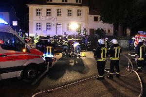 Bild: Feuerwehr und Rettungsdienst mussten vier zum Teil lebensgefährlich verletzte Fahrzeuginsassen versorgen