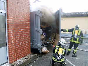Bild: Starke Rauchentwicklung beim Brand eines Kartonpresscontainers in Eppelborn