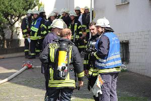 Bild: Wegen der starken Rauchentwicklung musste der Angriffstrupp unter Atemschutz in den Brandraum vorgehen