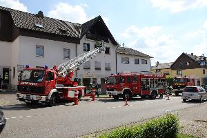 Bild: Neben Kräften der Feuerwehr Eppelborn war auch die Drehleiter aus Illingen im Einsatz