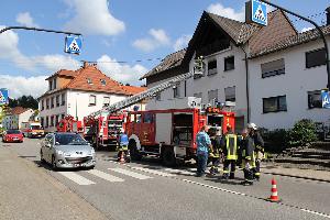 Bild: Feuerwehr und Rettungsdienst vor der Einsatzstelle in der Dirminger Stra&amp;szlig;e