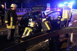 Bild: Einsatzkräfte der Feuerwehr klemmten die Fahrzeugbatterie ab