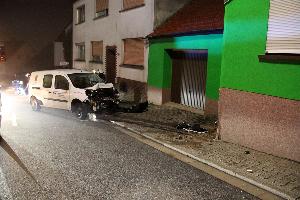 Bild: Er war in einer Rechtskurve mit seinem Fahrzeug von der Fahrbahn abgekommen und gegen eine Hausecke geprallt