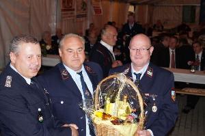 Bild: Brandmeister und stellv. Löschbezirksführer Heino Molter und Hauptlöschmeister Hans-Werner Guthörl aus Dirmingen gratulierten und überreichten dem Zugführer Henry Wesnigk ein Gastgeschenk und liebe Grüße von der gesamten Wehr aus Dirmingen. (Foto: David Saupe)