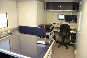 Bild: Blick in den Einsatzleitwagen mit Funkplatz und Besprechungsplatz