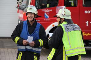 Bild: Der Einsatzleiter gibt dem Gruppenführer erste Befehle