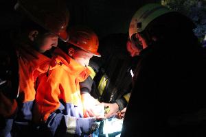 Bild: Die Jugendfeuerwehr übte in der Dunkelheit