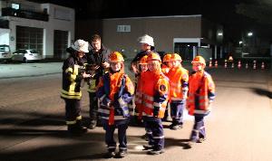 Bild: Lagebesprechung der Suchtrupps zur Personensuche