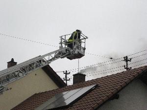 Bild: Reinigung des Kamins über die Drehleiter