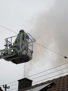 Bild: Reinigung des Kamins über die Drehleiter