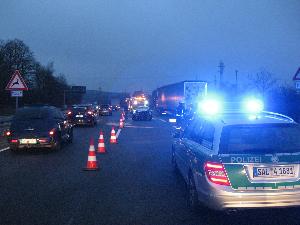 Bild: Verkehrsunfall zwischen Pkw und Sattelzug auf der Autobahn A1