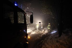 Bild: Ein umgestürzter Baum blockierte die Fahrbahn in der Uchtelfanger Straße