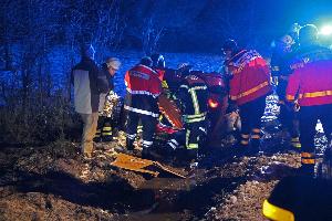Bild: Mit einem Spineboard musste die Fahrerin möglichst schonend aus ihrem Fahrzeug gerettet werden