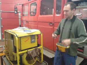 Bild: Uwe Neu bei der Prüfung eines Generators