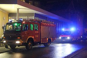 Bild: Einsatzkräfte von Feuerwehr und Rettungsdienst vor dem Seniorenheim in Eppelborn