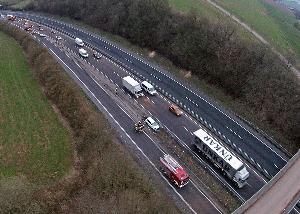 Bild: Die Einsatzstelle auf der A1 in Fahrtrichtung Trier aus der Luft (Foto: Carsten Klein - privat)