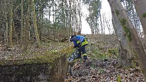 Bild: Kontrolle der Regenabläufe neben der Autobahn