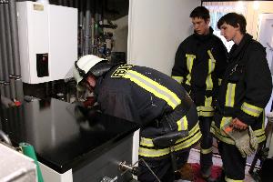 Bild: Einsatzkräfte bei der Kontrolle des Kamin