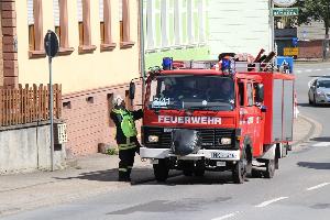 Bild: Einsatzleiter beim Einweisen der Einsatzfahrzeuge