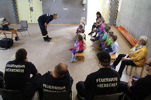 Bild: Der L&amp;ouml;schbezirk Hierscheid war zu den Kindern gekommen, um mit ihnen &amp;uuml;ber Feuer zu sprechen