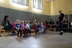 Bild: Gespannt hören die Kleinen der Feuerwehr zu