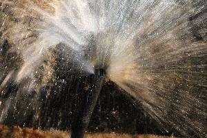 Bild: Unter großem Druck spritzte das Wasser aus der beschädigten Wasserleitung