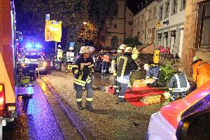 Bild: Vorbereiten der Rettungswerkzeuge und von Unterlegmaterial zur Fahrzeugstabilisierung