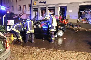 Bild: Die Feuerwehr klemmte die Fahrzeugbatterie am Unfallfahrzeug ab