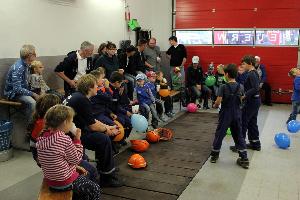 Bild: zwölf Kinder nahmen an dem besonderen Tag bei der Feuerwehr teil