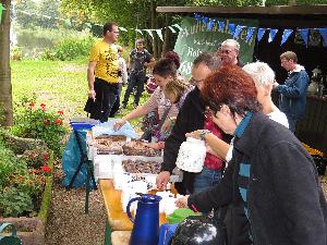 Bild: Stärkung an der Fischerhütte