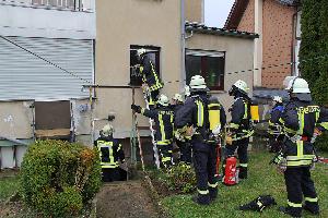 Bild: Durch ein Fenster im r&amp;uuml;ckw&amp;auml;rtigen Geb&amp;auml;udeteil verschaffte sich die Feuerwehr Zugang zum Geb&amp;auml;ude