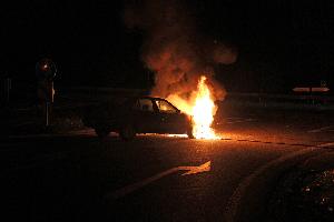 Bild: Der Peugeot brannte im Bereich des Motorraums (Foto: PSS)