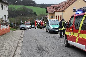 Bild: Feuerwehr, Rettungsdienst und Polizei in der Mittelstra&amp;szlig;e in Habach