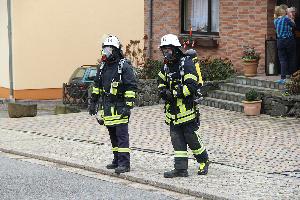 Bild: Ein Trupp steht mit Atemschutz bereit