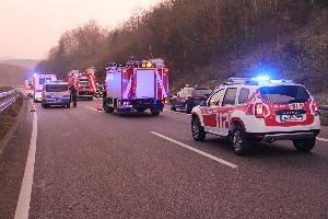 Bild: Einsatzfahrzeuge der Feuewehr an der Einsatzstelle auf der A1
