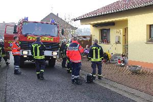 Bild: Feuerwehr und Rettungsdienst an der Einsatzstelle in der Rothstra&amp;szlig;e
