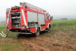 Bild: Der Fahrer konnte das Einsatzfahrzeug auf einen Acker lenken