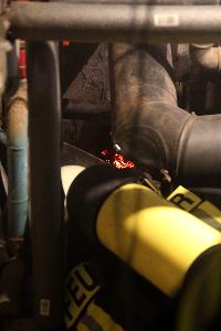 Bild: Ausr&amp;auml;umen von brennenden Glutresten unter Atemschutz