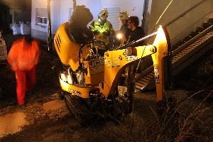 Bild: Die Feuerwehr richtete den Bagger wieder auf und streute Bindemittel