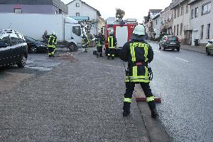 Bild: Beiseitigung einer Ölspur in der Dirminger Straße